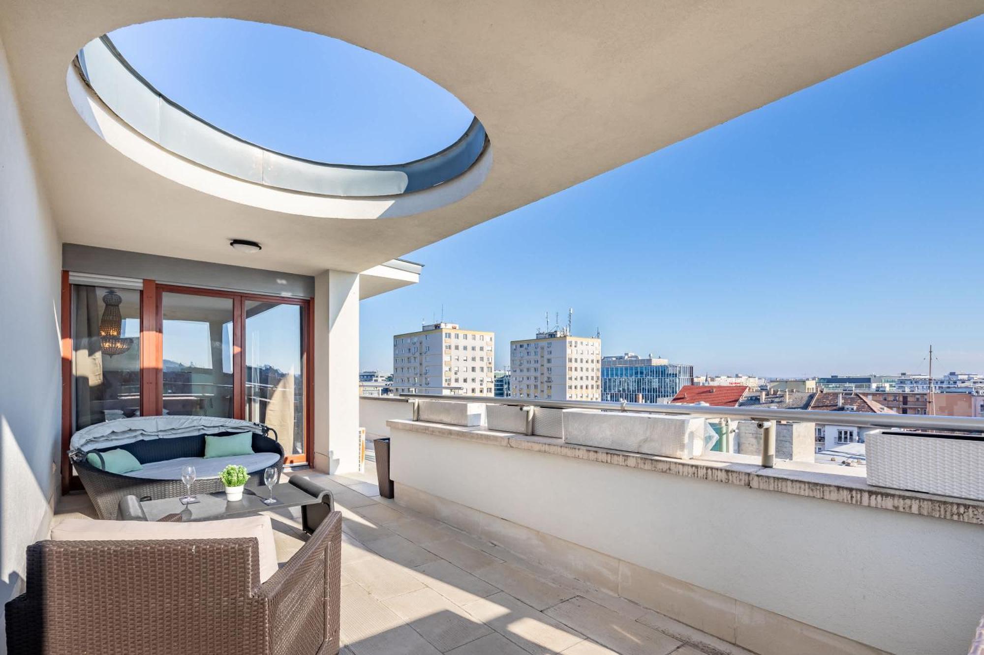 Penthouse - Modern Luxury - Sunny Apartment